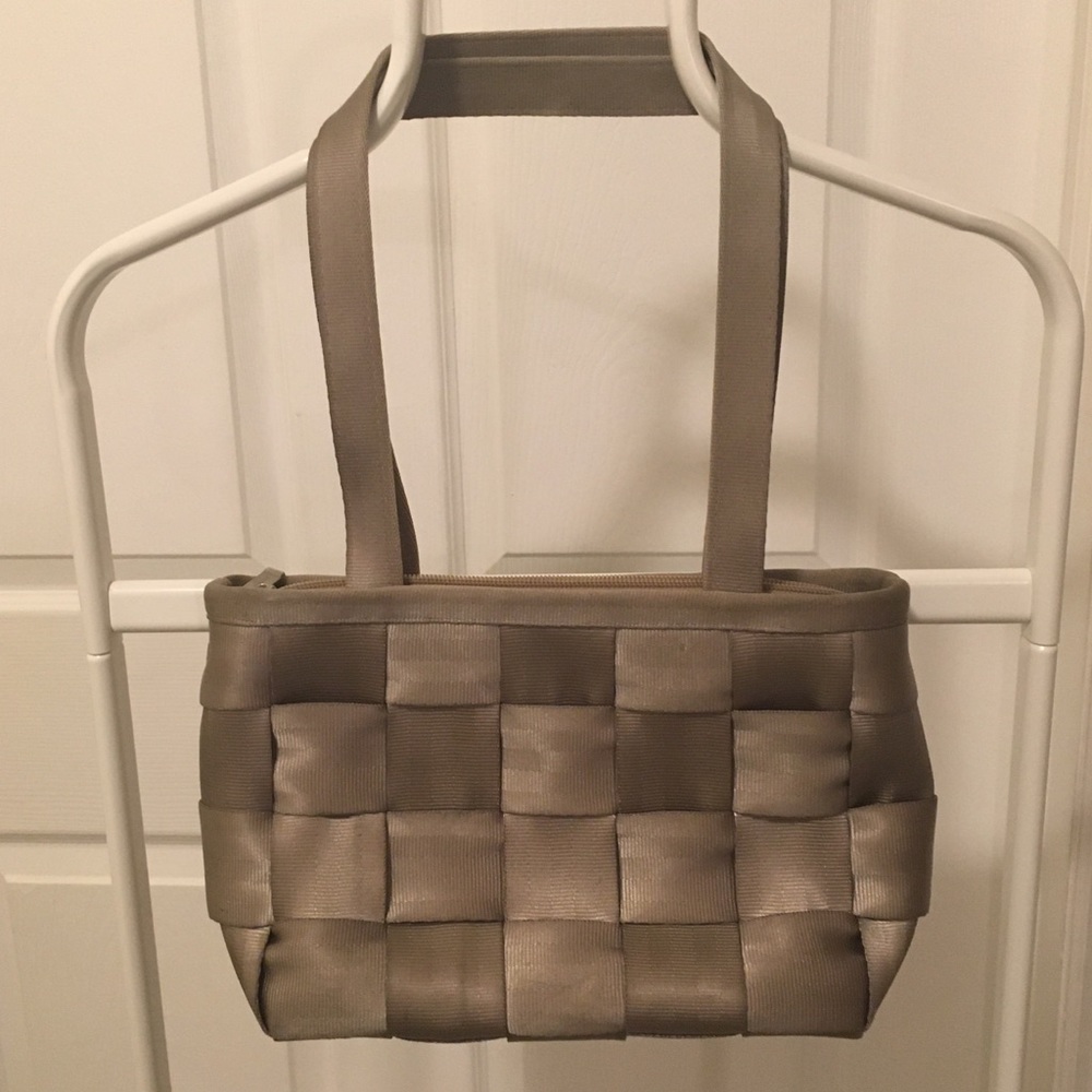 Harvey’s seatbelt bag